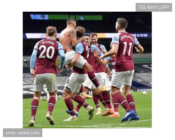 贡萨洛·拉莫斯补时远射破门,巴黎5-0大胜雷恩 贡萨洛·拉莫斯补时远射破门,巴黎5-0大胜雷恩