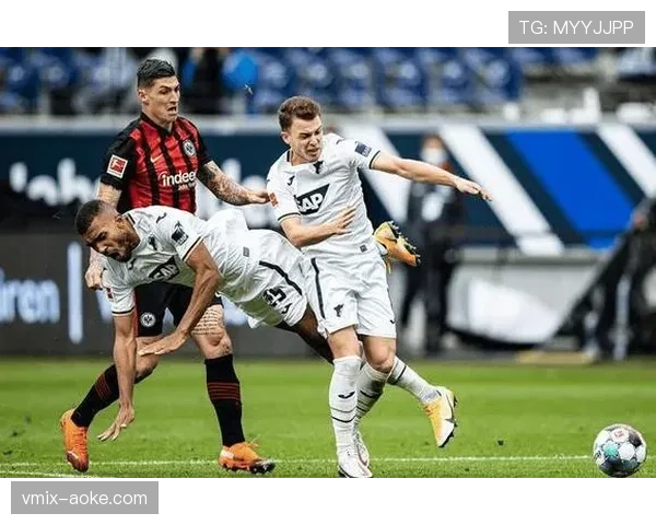 RB莱比锡2-2战平法兰克福，两队各有一名球员被罚下场